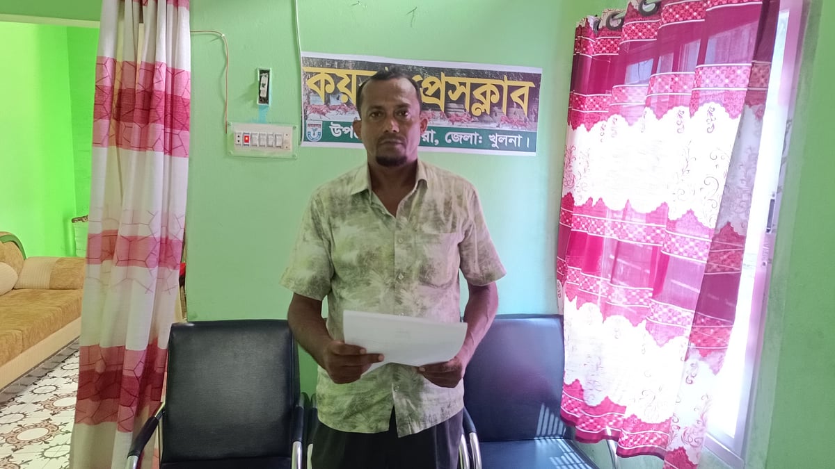 কয়রা প্রেসক্লাবে সংবাদ সম্মেলন করেন দক্ষিণ বেদকাশী ইউনিয়ন পরিষদের (ইউপি) সদস্য গোলাম কিবরিয়া। আজ মঙ্গলবার