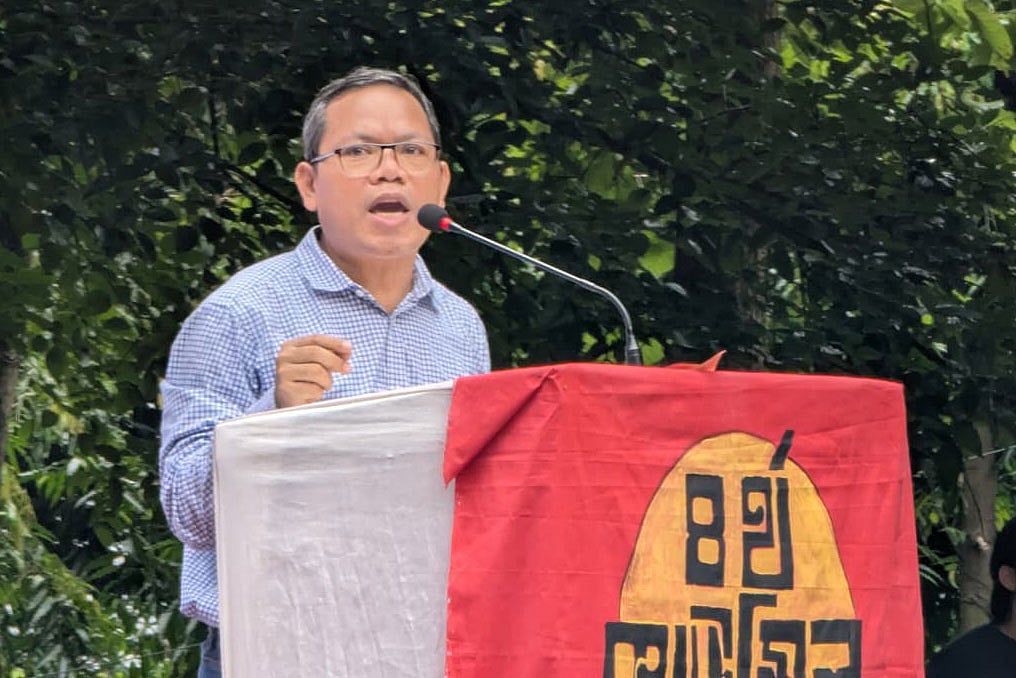 চট্টগ্রাম বিশ্ববিদ্যালয়ের বিপ্লবী ছাত্র মৈত্রীর চতুর্থ কাউন্সিলে বক্তব্য দিচ্ছেন মাইকেল চাকমা। আজ দুপুরে বিশ্ববিদ্যালয়ের বুদ্ধিজীবী চত্বরে