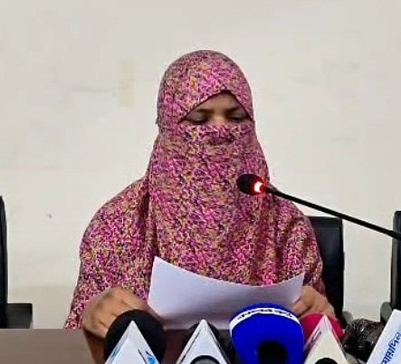 সংবাদ সম্মেলনে নিহত সাংবাদিক আসাদুজ্জামান তুহিনের স্ত্রী ফরিদা বেগম। মঙ্গলবার সন্ধ্যায় গাজীপুর প্রেসক্লাবে