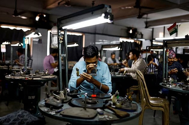 গুজরাটের সুরাট, আহমেদাবাদ ও রাজকোট শহরে হীরার কাটিং ও পালিশের কারখানাগুলোতে ২০ লাখের বেশি মানুষ কাজ করেন