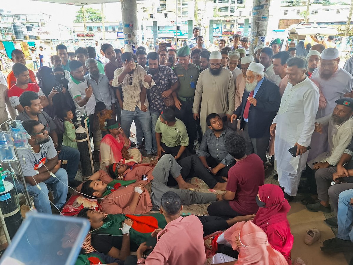 স্বাস্থ্য খাত সংস্কারের দাবিতে অনশনরত শিক্ষার্থীদের অনশন ভাঙানোর চেষ্টা করেন স্বাস্থ্য অধিদপ্তরের মহাপরিচালক। শের-ই-বাংলা মেডিকেল কলেজ হাসপাতাল, বরিশাল নগর, ১৩ আগস্ট