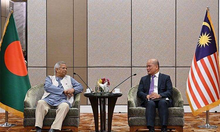 মালয়েশিয়ার কুয়ালালামপুরে প্রধান উপদেষ্টার অবস্থান করা হোটেলে দেশটির শীর্ষ টেলিকম প্রতিষ্ঠান আজিয়াটার প্রতিনিধিদলের সঙ্গে বৈঠক করেন অধ্যাপক মুহাম্মদ ইউনূস