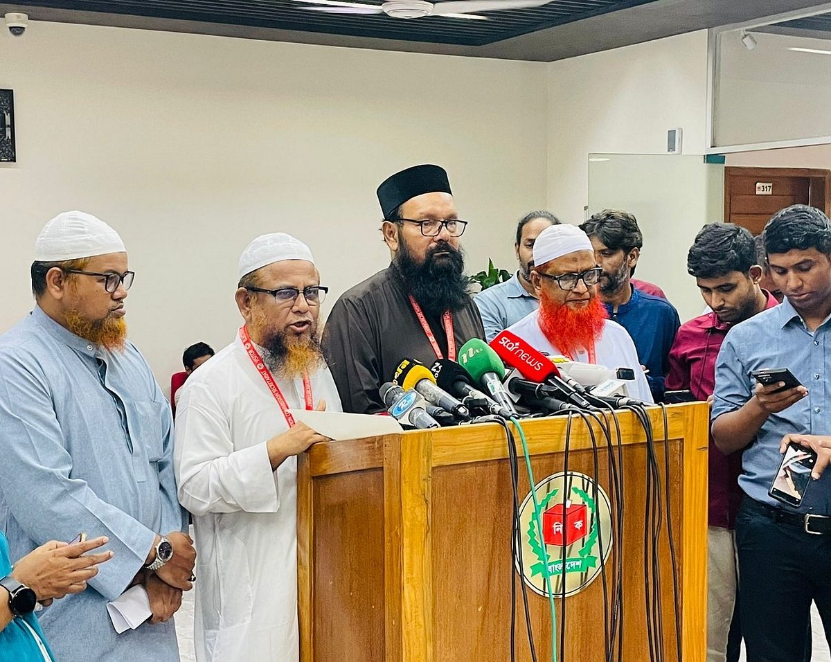 প্রধান নির্বাচন কমিশনার (সিইসি) এ এম এম নাসির উদ্দীনের সঙ্গে সাক্ষাৎ শেষে সাংবাদিকদের ব্রিফ করেন ইসলামী আন্দোলনের নেতারা। আজ বুধবার রাজধানীর আগারগাঁওয়ে নির্বাচন কমিশন ভবনে