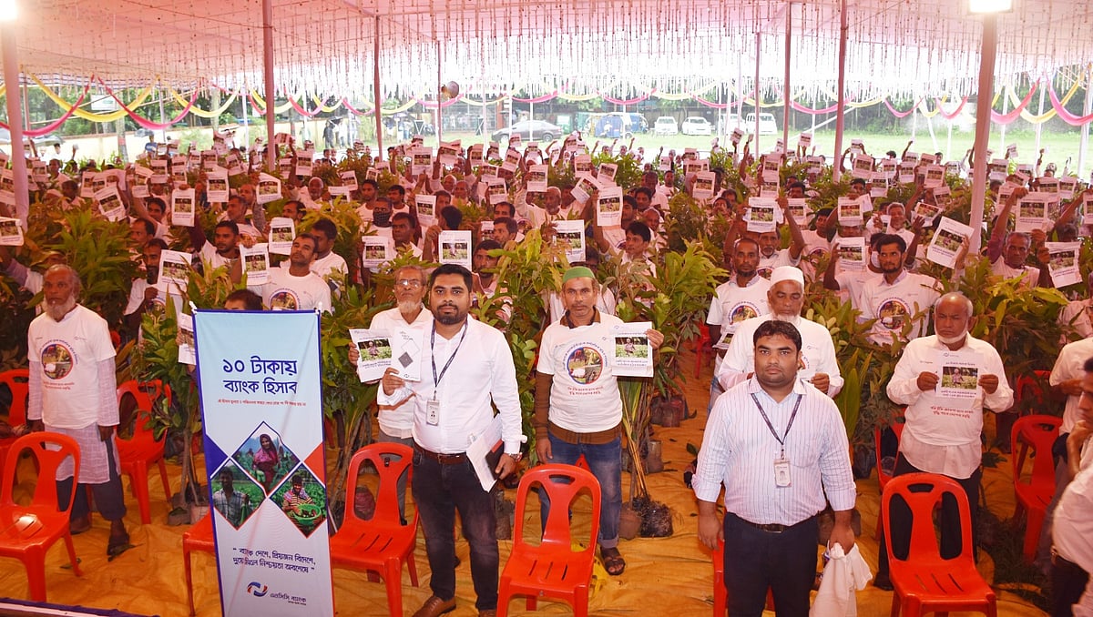 ‘এনসিসি নিসর্গ: আপনার পাশে, সবুজের পথে’ শীর্ষক কর্মসূচির অংশ হিসেবে চট্টগ্রাম ক্যান্টনমেন্ট পাবলিক স্কুল ও কলেজে বৃক্ষরোপণ ও গাছের চারা বিতরণ