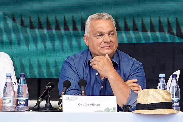 রোমানিয়ার বাইলে তুসনাদে জাতিগত হাঙ্গেরীয়দের উদ্দেশে ভাষণ দেওয়ার দিন বালভানিওস সামার ইউনিভার্সিটিতে উপস্থিত হাঙ্গেরির প্রধানমন্ত্রী ভিক্টর অরবান। ২৬ জুলাই ২০২৫