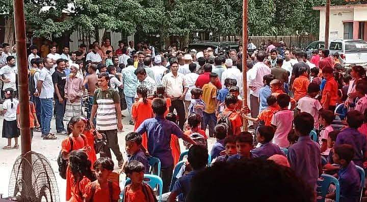 ফরিদপুরের ভাঙ্গায় মঞ্চে জায়গা না পাওয়ায় এনসিপি নেতার ওপর চড়াও হন স্থানীয় বিএনপি নেতারা। হট্টগোলের এক পর্যায়ের ছবি