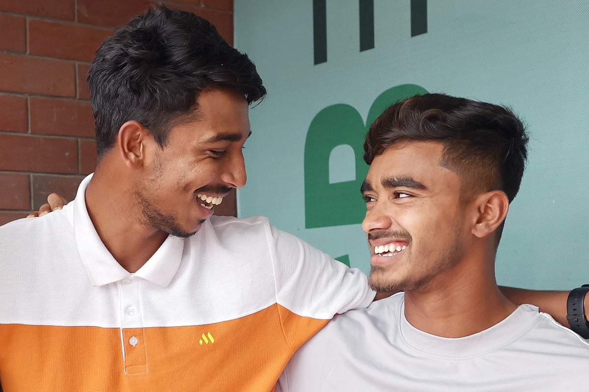 অনূর্ধ্ব–১৯ দলের রিজান হোসেন (বাঁয়ে) ও সামিউন বাসীর। আজ মিরপুরে একাডেমি ভবনে