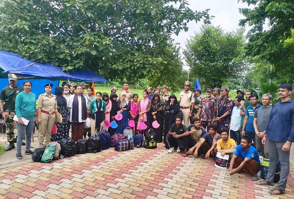 চুয়াডাঙ্গার দর্শনা সীমান্তে বিজিবি-বিএসএফ পতাকা বৈঠক শেষে ২২ বাংলাদেশি নাগরিককে হস্তান্তর করে বিএসএফ