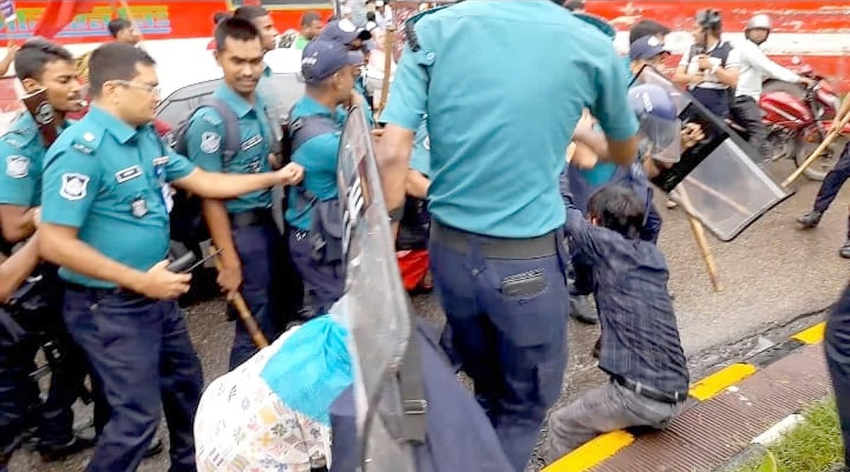 গাজীপুরের স্টাইল ক্রাফট ও ইয়াং ওয়ানস গার্মেন্ট শ্রমিকদের পাওনা পরিশোধের দাবিতে প্রধান উপদেষ্টার বাসভবন অভিমুখী মিছিল ছত্রভঙ্গ করে দেয় পুলিশ। এ সময় পুলিশের হামলায় বেশ কয়েকজন আহত হন। আজ বুধবার প্রেসক্লাবের সামনের এলাকায়