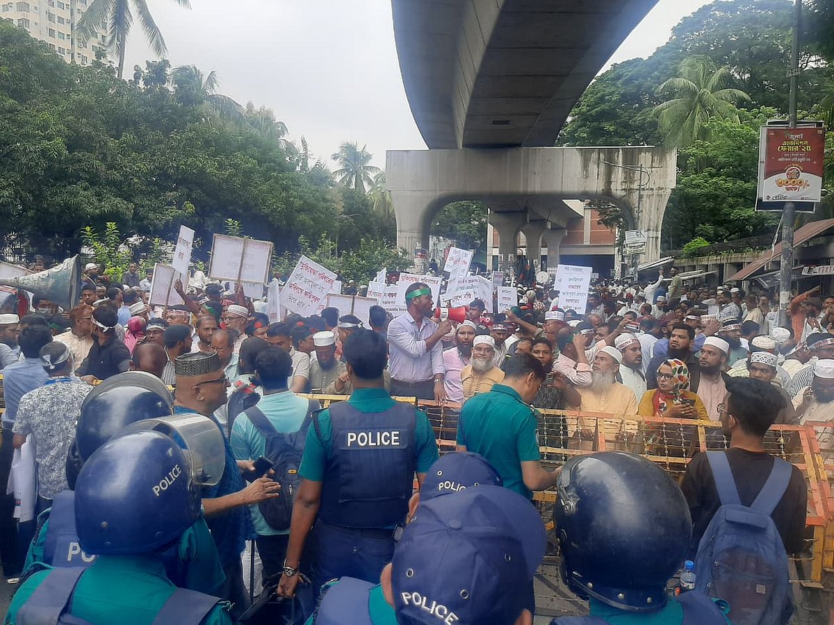 বেসরকারি শিক্ষকেরা দুপুর সাড়ে ১২টার দিকে প্রেসক্লাব থেকে সচিবালয়ে যাওয়ার পথে হাইকোর্টসংলগ্ন কদম ফোয়ারার সামনে পুলিশের বাধার মুখে পড়েন