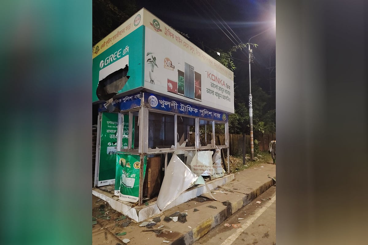 চট্টগ্রামে অটোরিকশা জব্দ করায় পুলিশ বক্স ভাঙচুর, আটক দুই