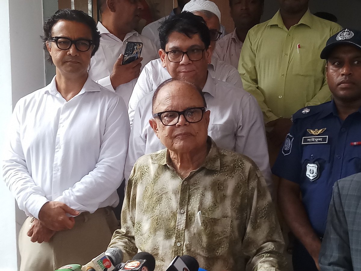 ফেনী সার্কিট হাউস প্রাঙ্গণে সাংবাদিকদের বিভিন্ন প্রশ্নের উত্তর দেন ভূমি ও খাদ্য মন্ত্রণালয়ের উপদেষ্টা আলী ইমাম মজুমদার