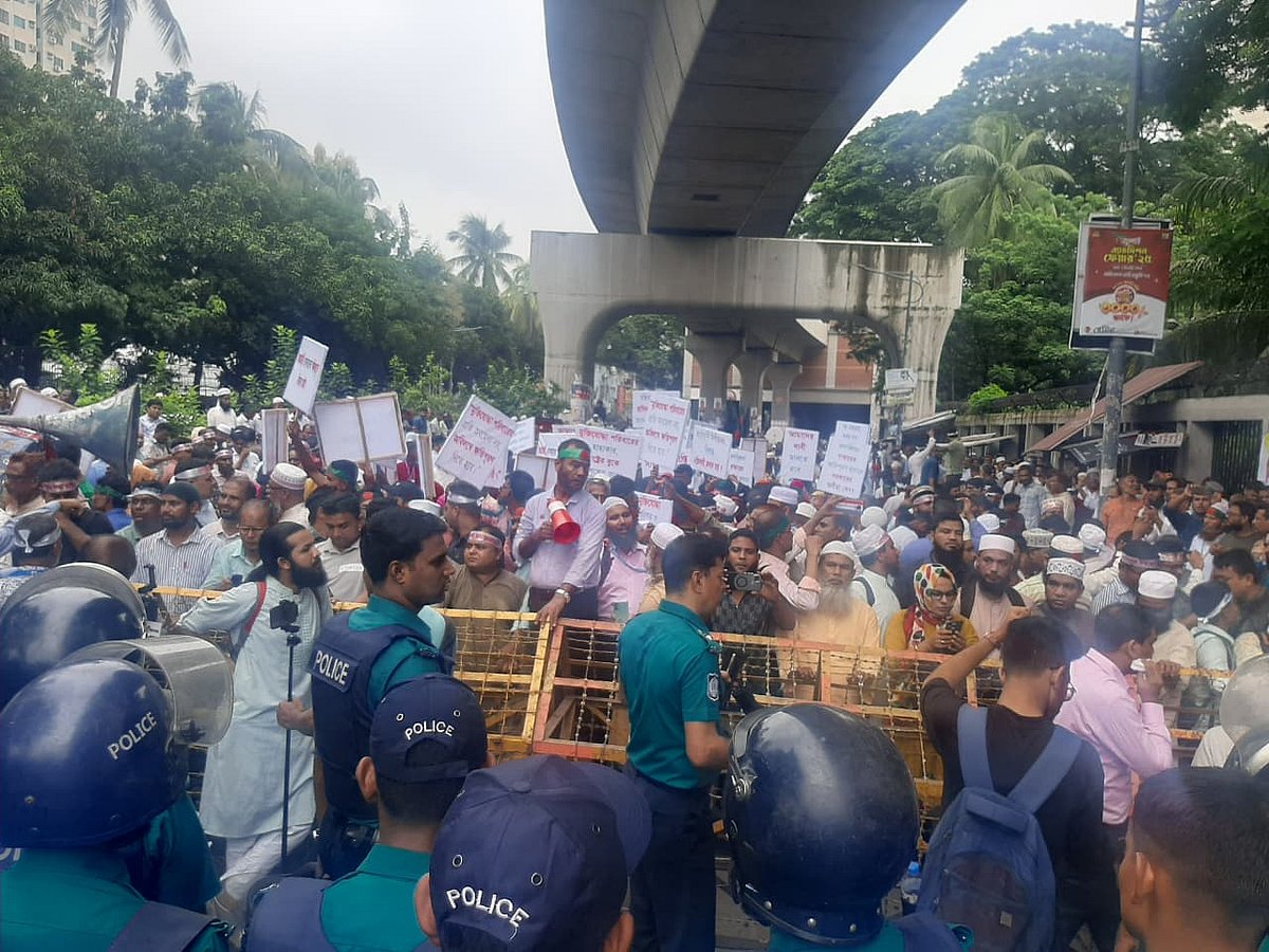 এমপিওভুক্ত শিক্ষা জাতীয়করণের দাবিতে শিক্ষকেরা সচিবালয় অভিমুখে পদযাত্রা করলে পুলিশ কদম ফোয়ারার সামনে বাধা দেয়