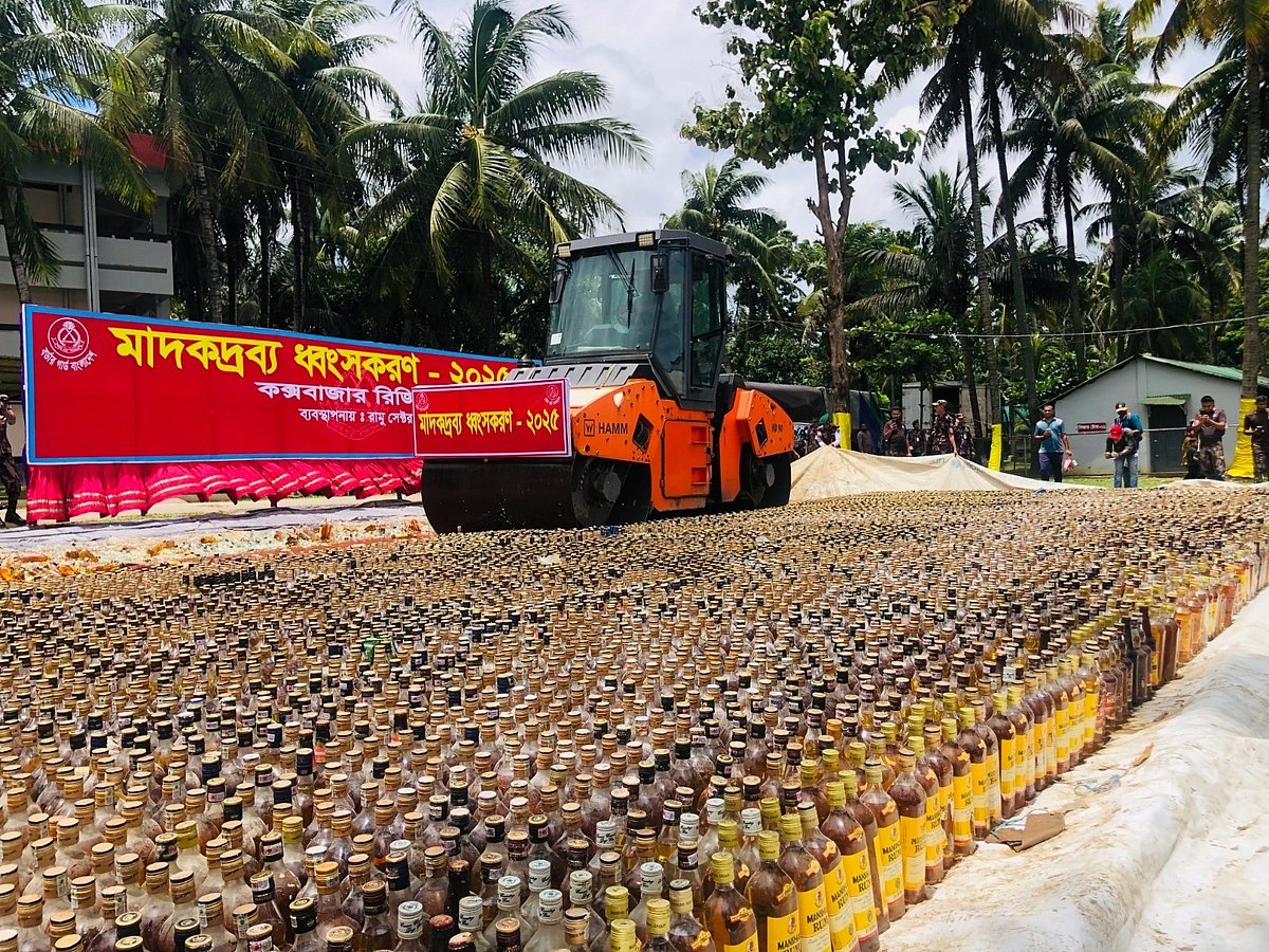 গত এক বছরে উদ্ধার করা মাদক ধ্বংস করা হচ্ছে বুলডোজার দিয়ে। আজ দুপুরে বিজিবি কক্সবাজার রিজিয়ন কার্যালয় মাঠে