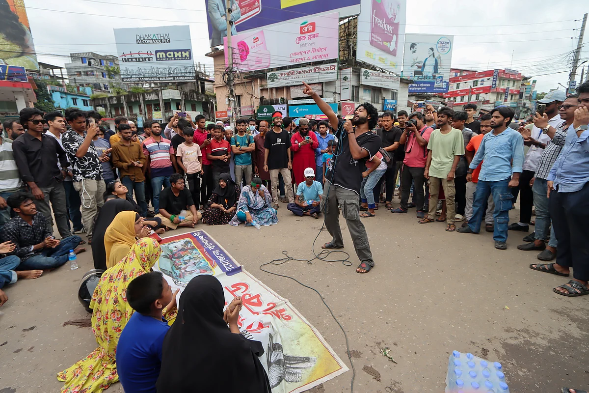 তিন দফা দাবিতে আজ বুধবার দুপুরে বরিশাল নগরের নথুল্লাবাদ কেন্দ্রীয় বাস টার্মিনাল এলাকায় মহাসড়ক অবরোধ করেন আন্দোলনকারীরা