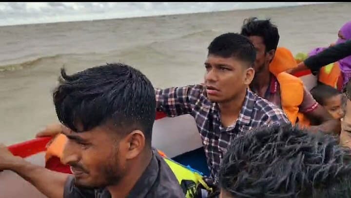 মেঘনা নদীতে ভাসছে অচল স্পিডবোট