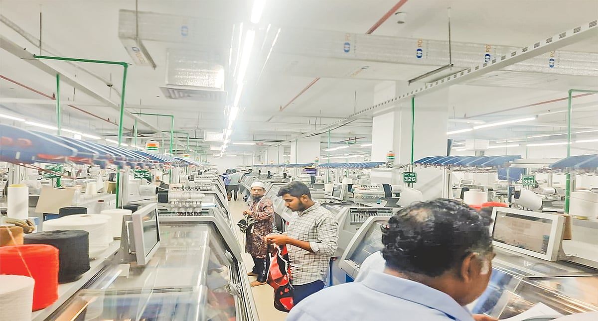 গাজীপুরের হাইড্রোক্সাইড নিটওয়্যারের কারখানায় কাজ করছেন শ্রমিকেরা