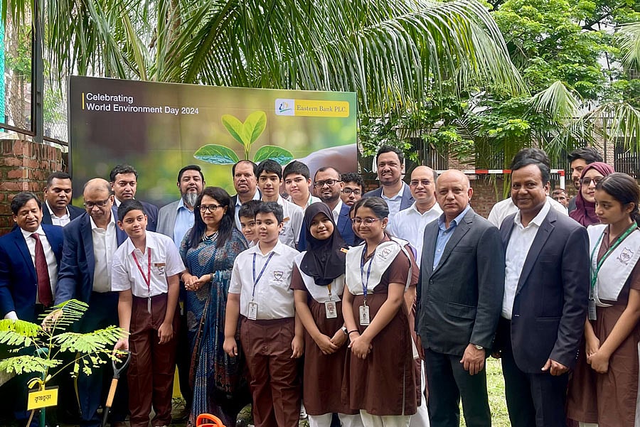 বিশ্ব পরিবেশ দিবসে ইস্টার্ন ব্যাংক দেশব্যাপী বিভিন্ন শিক্ষাপ্রতিষ্ঠানে সপ্তাহব্যাপী বৃক্ষরোপণ কর্মসূচি পালন করে। বসুন্ধরা আবাসিক এলাকার প্লেপেন স্কুলে এই কর্মসূচির উদ্বোধনকালে ইবিএলের এমডি আলী রেজা ইফতেখার, স্কুলের চেয়ারম্যান এ মান্নান খান প্রমুখ