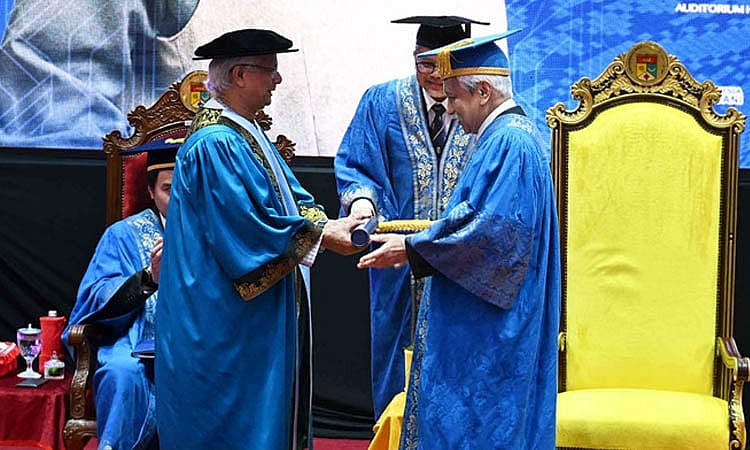 অন্তর্বর্তী সরকারের প্রধান উপদেষ্টা অধ্যাপক মুহাম্মদ ইউনূস আজ বুধবার বিশ্ববিদ্যালয়টির চ্যান্সেলরের কাছ থেকে সম্মানসূচক ডক্টরেট ডিগ্রির সনদ নেন