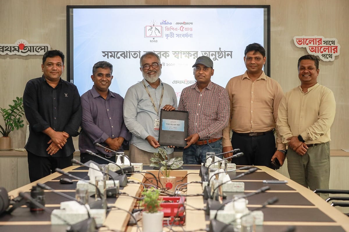 চুক্তি স্বাক্ষর অনুষ্ঠানে (ডান থেকে) আম্বার আইটি লিমিটেডের হেড অব মিডিয়া অ্যান্ড কমিউনিকেশনস হিটলার এ হালিম, সহকারী মহাব্যবস্থাপক মহসিন আলম ও উপমহাব্যবস্থাপক মৃণাল কান্তি মণ্ডল এবং প্রথম আলোর ডিজিটাল ট্রান্সফরমেশন, যুব কার্যক্রম ও ইভেন্ট বিভাগের প্রধান সমন্বয়কারী মুনির হাসান, ইভেন্ট বিভাগের সহকারী ব্যবস্থাপক আল মামুন, উপব্যবস্থাপক বায়েজিদ ভূঁইয়া