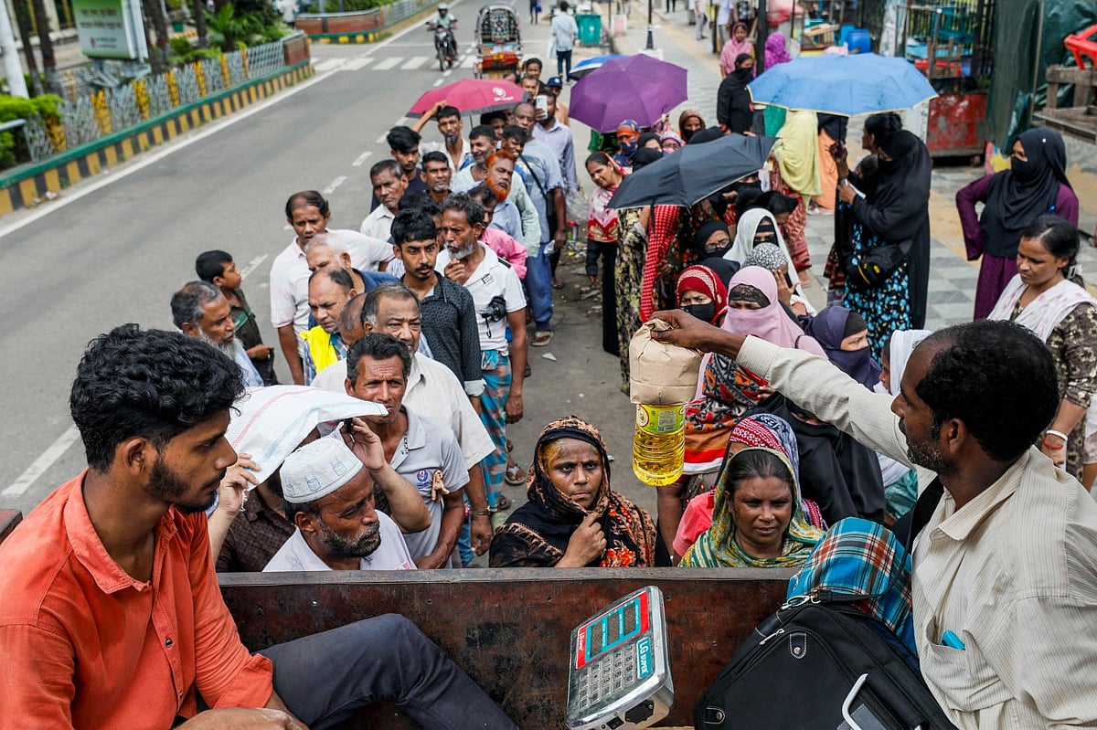 কম দামে পণ্য কিনতে টিসিবির ট্রাকের সামনে ক্রেতার ভিড়। আজ দুপুর সাড়ে ১২টায় চট্টগ্রাম নগরের কাজির দেউড়ি এলাকায়