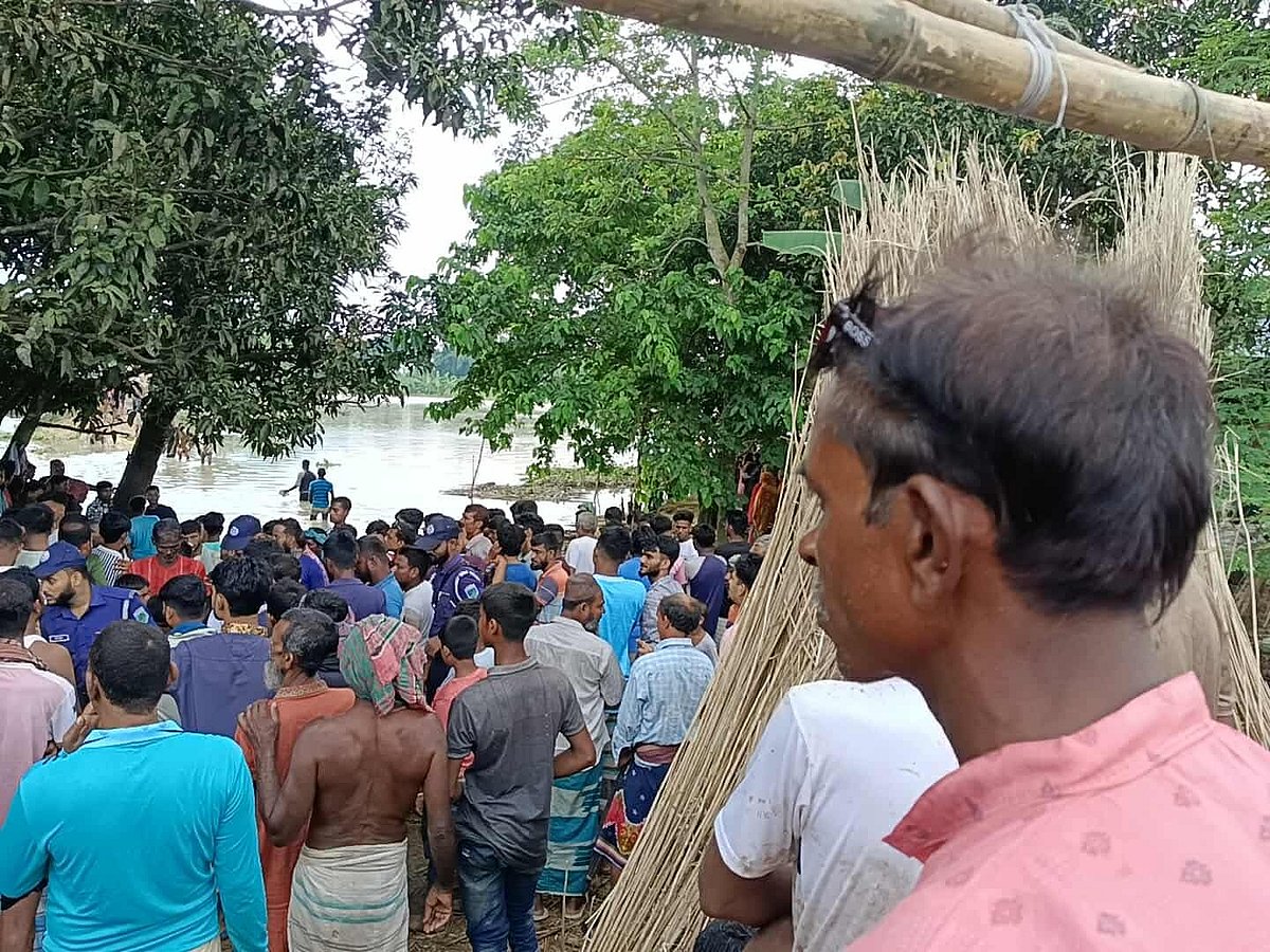 পদ্মা নদীতে নিখোঁজ দুই শিক্ষার্থীকে উদ্ধারের চেষ্টা চলছে। আজ বেলা আড়াইটায় লালপুরের নওপাড়া ঘাটের কাছে