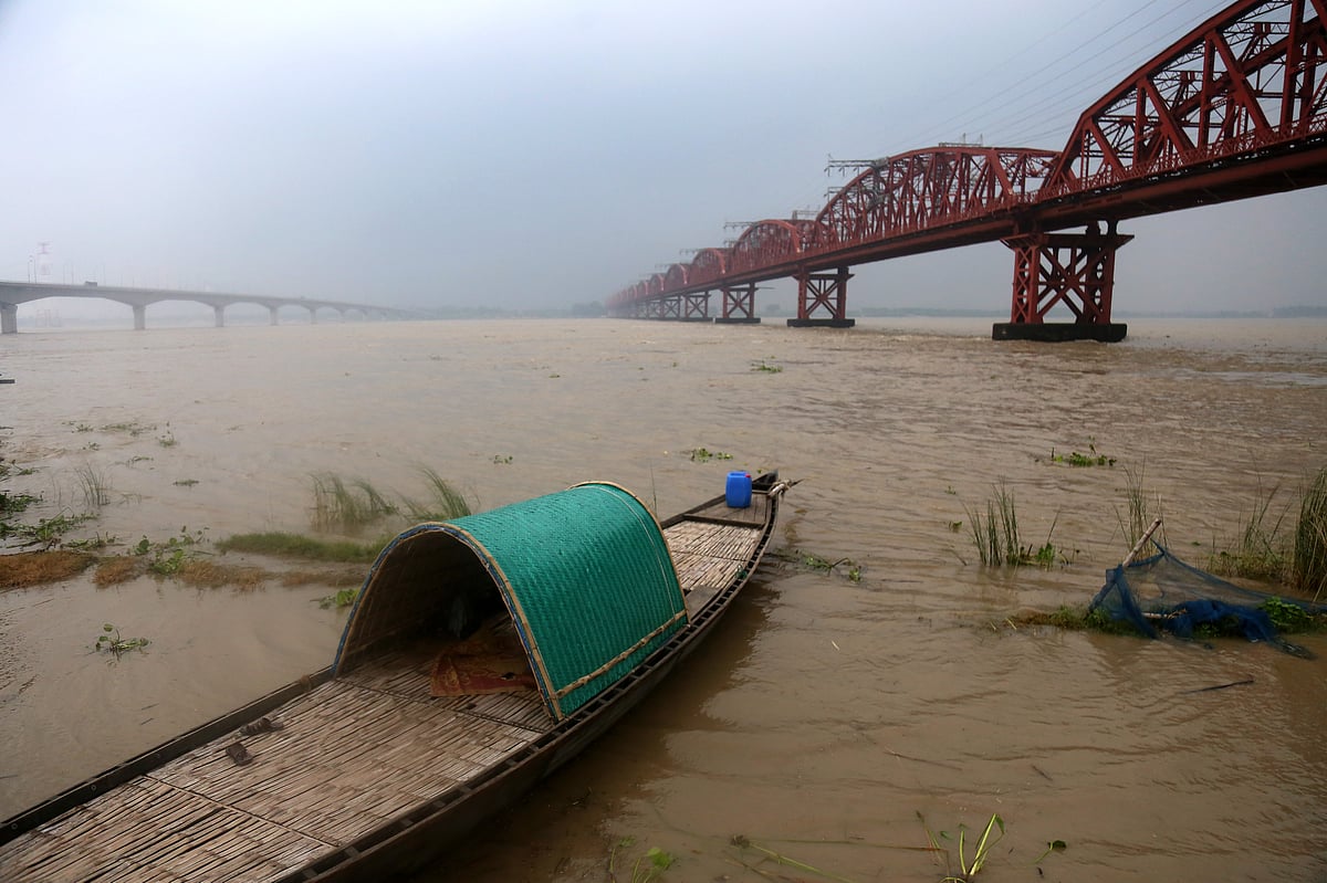 চার দিন ধরে বেড়ে চলেছে পদ্মা নদীর পানি। এতে ডুবে যাচ্ছে অনেক নিম্নাঞ্চলের ফসলি জমি। আজ বৃহস্পতিবার সকাল ৯টায় পাবনার হার্ডিঞ্জ ব্রিজ পয়েন্টে পদ্মা নদীর পানির পরিমাপ থেকে জানা যায়, বিপৎসীমার মাত্র ৮৮ সেমি নিচ দিয়ে প্রবাহিত হচ্ছে। আগামী তিন দিনে তা আরও বেড়ে বিপৎসীমার ওপর দিয়ে প্রবাহিত হওয়ার কথা জানিয়েছে সূত্র। হার্ডিঞ্জ ব্রিজ, পাকশী, ঈশ্বরদী, পাবনা, ১৪ আগস্ট