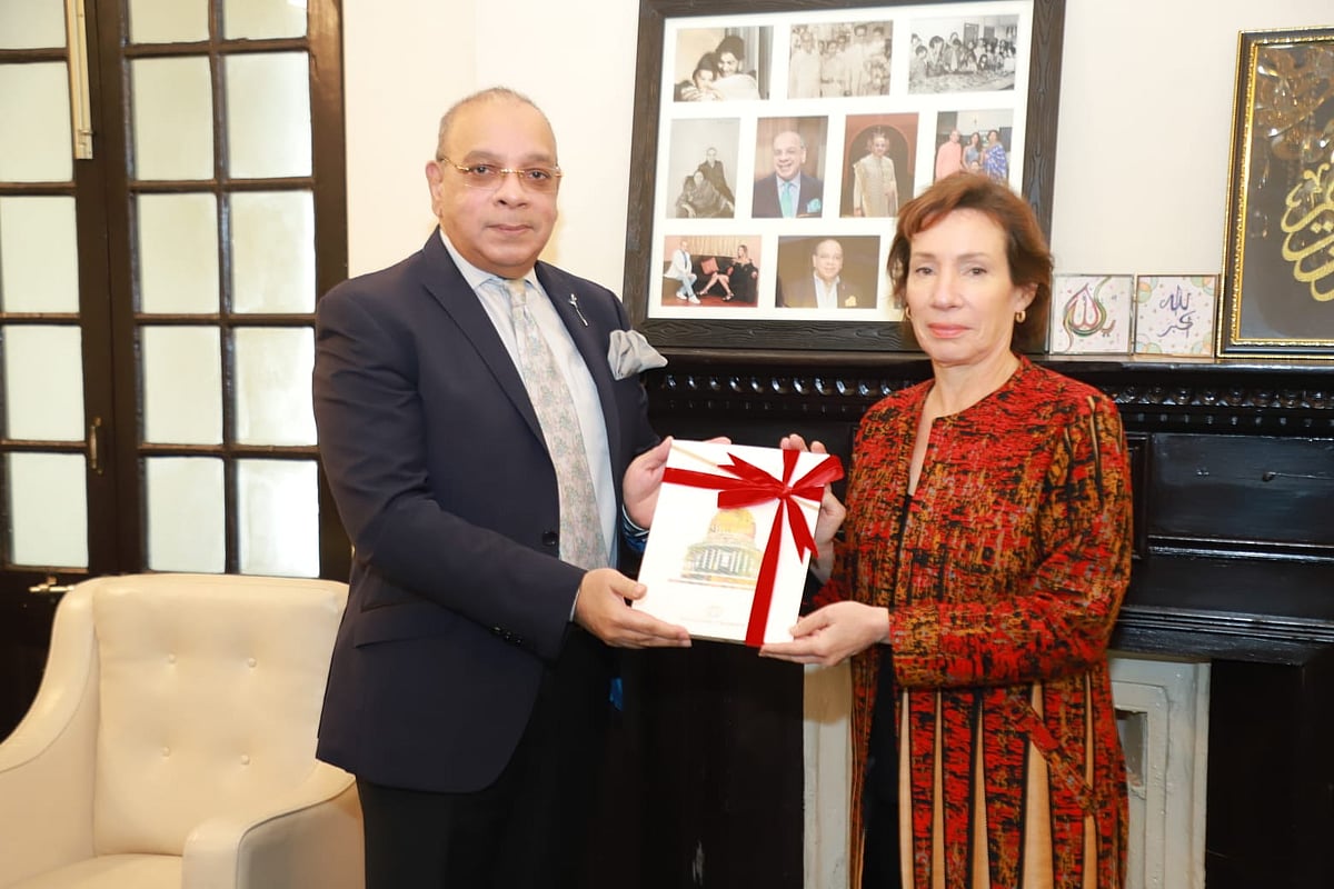 প্রধান বিচারপতি সৈয়দ রেফাত আহমেদের সঙ্গে বাংলাদেশে নিযুক্ত যুক্তরাষ্ট্রের ভারপ্রাপ্ত রাষ্ট্রদূত ট্রেসি অ্যান জ্যাকবসন। আজ বৃহস্পতিবার দুপুরে তাঁদের এ সাক্ষাৎ হয়