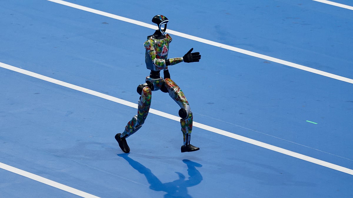 ১০০ মিটার স্প্রিন্টের প্রস্তুতি নিচ্ছে এক রোবট