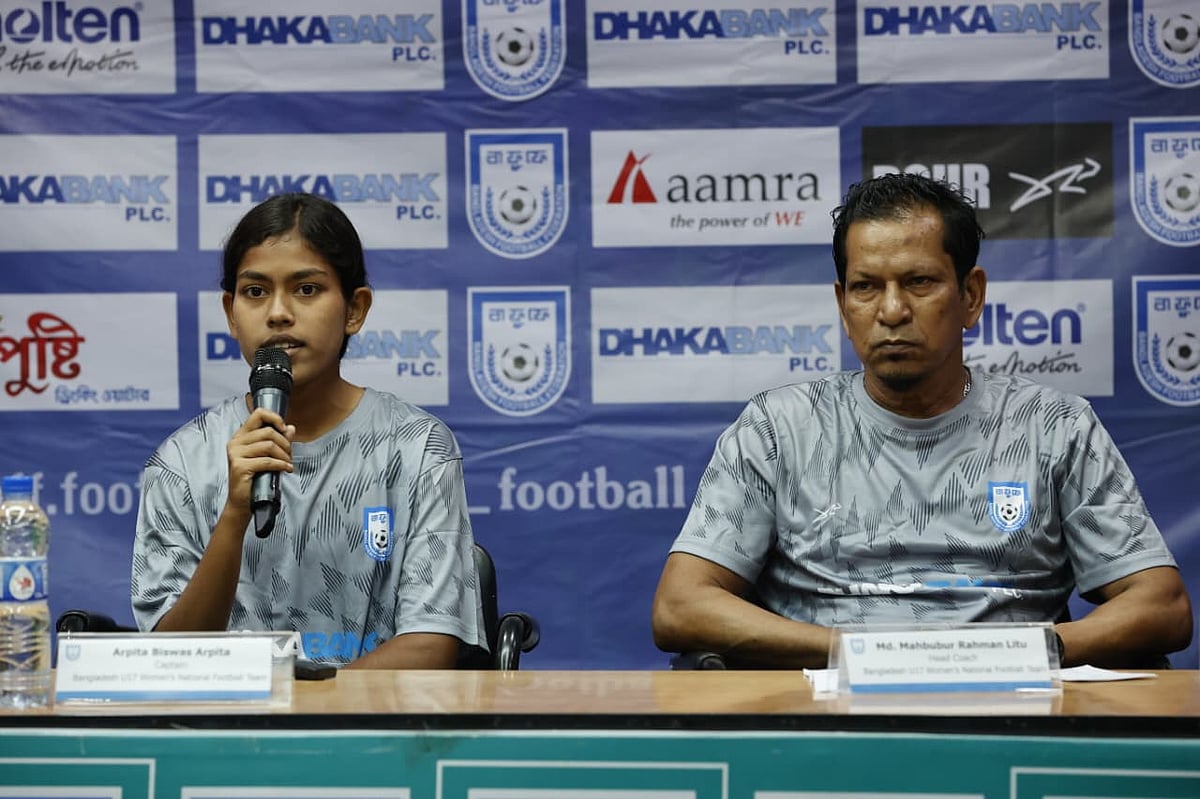 সাফ অনূর্ধ্ব–১৭ নারী চ্যাম্পিয়নশিপ নিয়ে আয়োজিত সংবাদ সম্মেলনে অধিনায়ক অর্পিতা বিশ্বাস ও কোচ মাহবুবুর রহমান