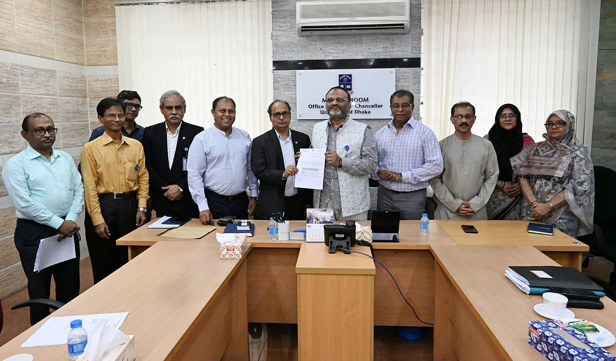 সাত কলেজের প্রশাসনিক, একাডেমিক ও আর্থিক দায়িত্ব প্রস্তাবিত ঢাকা সেন্ট্রাল ইউনিভার্সিটি কর্তৃপক্ষের কাছে হস্তান্তর করা হয়েছে। ঢাকা, ১৪ আগস্ট।