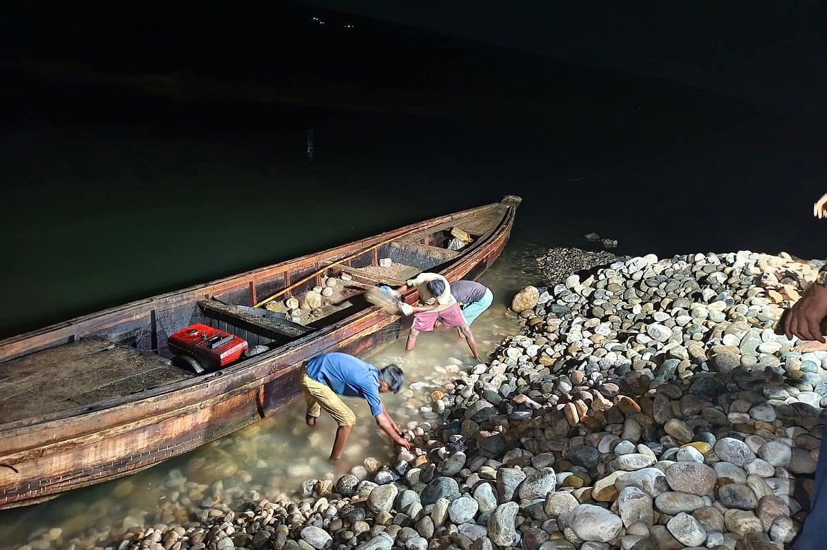 সিলেটের কোম্পানীগঞ্জ উপজেলার ভোলাগঞ্জ সাদাপাথর থেকে লুট হওয়া পাথর উদ্ধারে যৌথবাহিনী অভিযান শুরু করেছে। গতকাল বুধবার ধলাই নদ এলাকায়