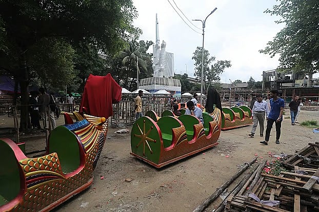 জুলাই গণ–অভ্যুত্থানের বর্ষপূর্তি উপলক্ষে বিপ্লব উদ্যানে আয়োজন করা হয় ‘নতুন বিজয় মেলা’