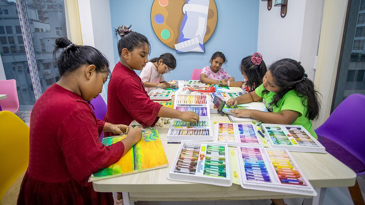 ধানমন্ডি এলাকায় শিশুদের জন্য বিভিন্ন সহশিক্ষামূলক ও সৃজনশীল কার্যক্রম আছে