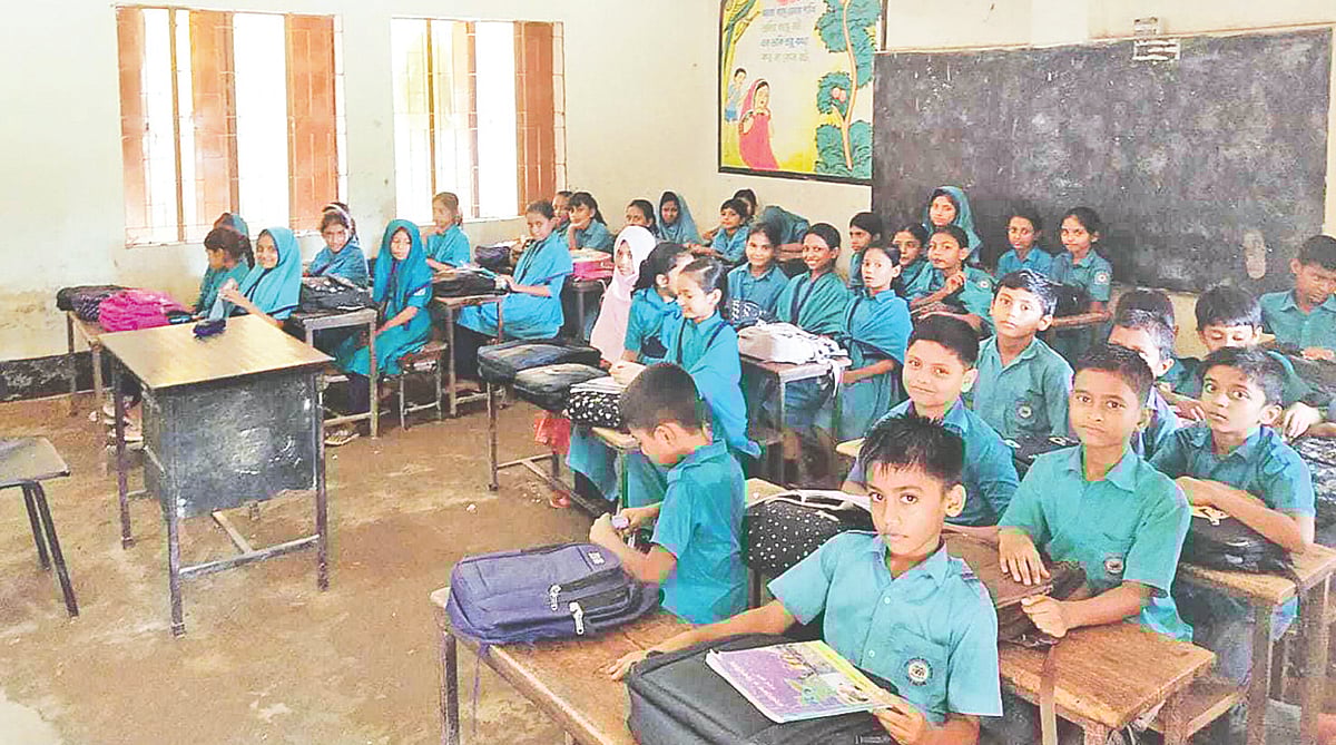 বন্যায় ক্ষতিগ্রস্ত হয়েছে ফেনী সদর উপজেলার ধলিয়া সরকারি প্রাথমিক বিদ্যালয় ভবনের মেঝে। এতে সব সময় স্যাঁতসেঁতে থাকে। তৈরি হয়েছে গর্তও। গত সোমবার দুপুরে