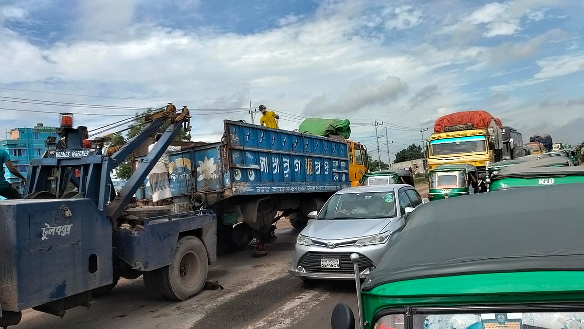 ব্রাহ্মণবাড়িয়ার সরাইলে ঢাকা-সিলেট মহাসড়কে পণ্যবাহী ট্রাকটি বিকল হওয়ায় দীর্ঘ যানজট তৈরি হয়েছে। পরে ট্রাকটি সরিয়ে নেওয়া হলেও পরিস্থিতি স্বাভাবিক হয়নি। আজ সকাল নয়টার দিকে বিশ্বরোড মোড় গোলচত্বর এলাকায়