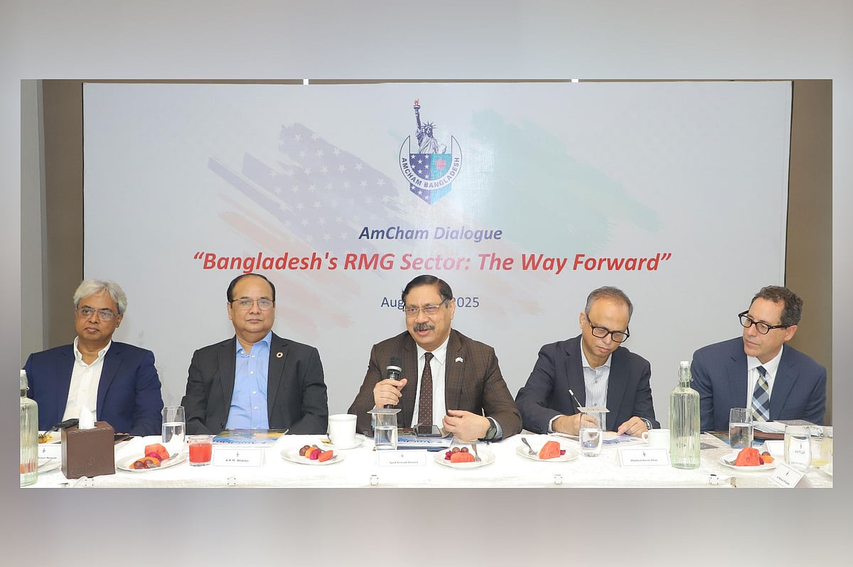 আমেরিকান চেম্বার অব কমার্স (অ্যামচেম) আয়োজিত ‘তৈরি পোশাক খাতের অগ্রযাত্রার পথ’ শীর্ষক সংলাপে বক্তারা। আজ বৃহস্পতিবার রাজধানীর একটি হোটেলে