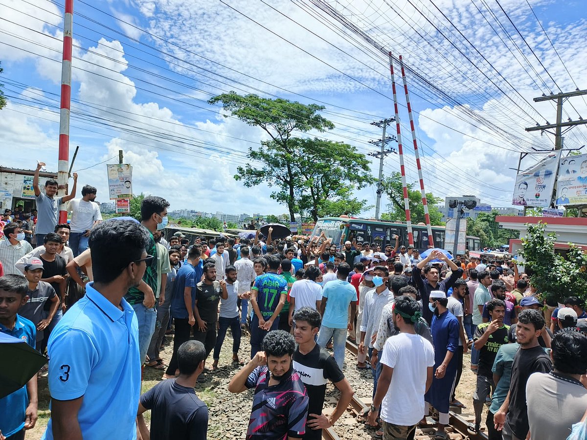 ডিপ্লোমা ইঞ্জিনিয়ারিংয়ের শিক্ষার্থীরা আজ বৃহস্পতিবার গাজীপুরে ডুয়েট এলাকায় রেললাইন অবরোধ করেন। ৪০ মিনিট পর বেলা ১১টা ৪০ মিনিটে তাঁরা সেখান থেকে সরে যান