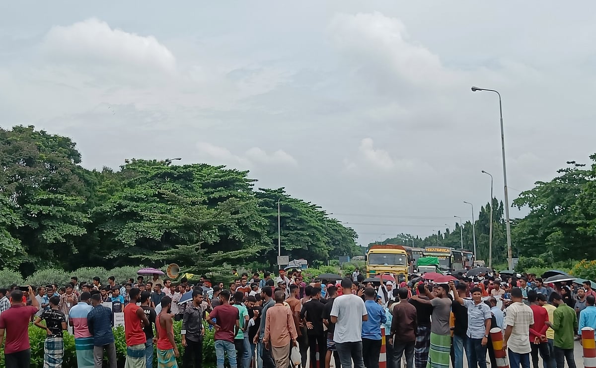 সিরাজগঞ্জে যমুনা সেতুর পশ্চিমে গোলচত্বর এলাকায় ঢাকা ও উত্তরবঙ্গমুখী উভয় লেন অবরোধ করে বিক্ষোভ করেন রবীন্দ্র বিশ্ববিদ্যালয়ের শিক্ষার্থীরা। বৃহস্পতিবার দুপুরে