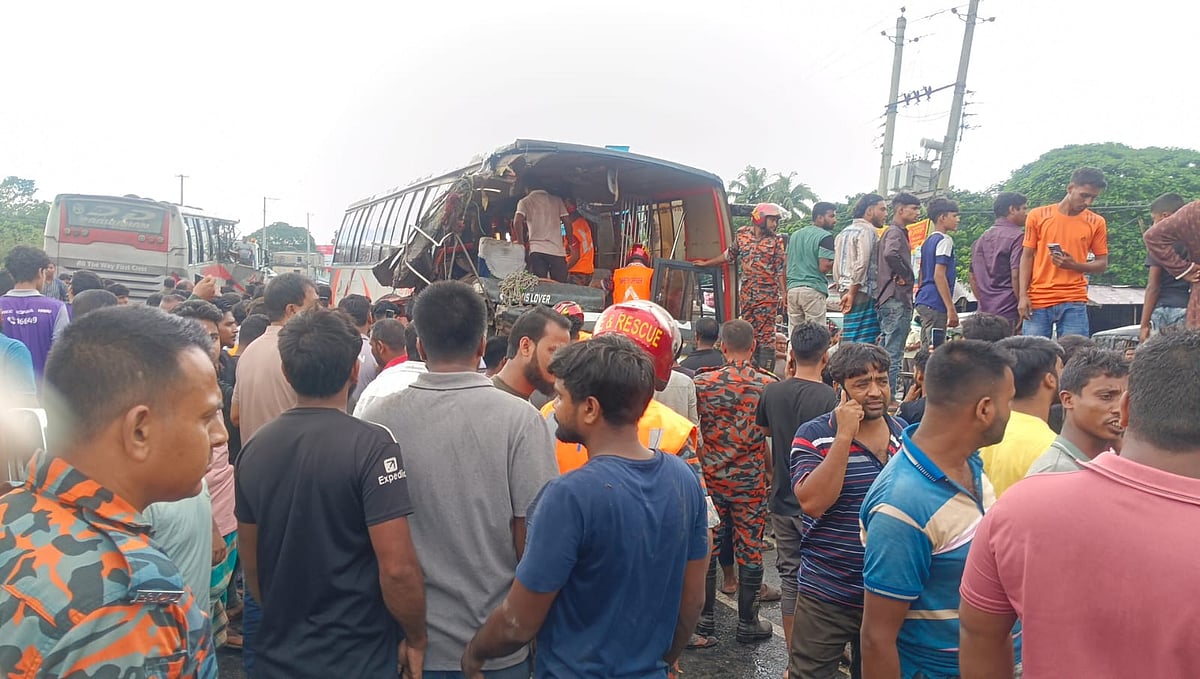 ফরিদপুরে দুটি যাত্রীবাহী বাসের মুখোমুখি সংঘর্ষের ঘটনা ঘটে। আজ বৃহস্পতিবার