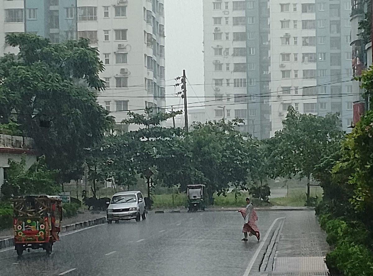 রাজধানীতে আজ থেমে থেমে বৃষ্টি হচ্ছে। উত্তরা দিয়াবাড়ি আঠারো নম্বর সেক্টর