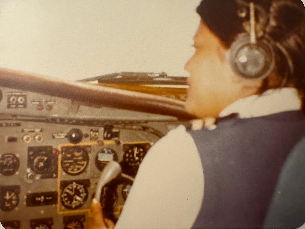 এফ-২৭ বিমানের ককপিটে বাংলাদেশের প্রথম নারী পাইলট সৈয়দা কানিজ ফাতেমা রোকসানা