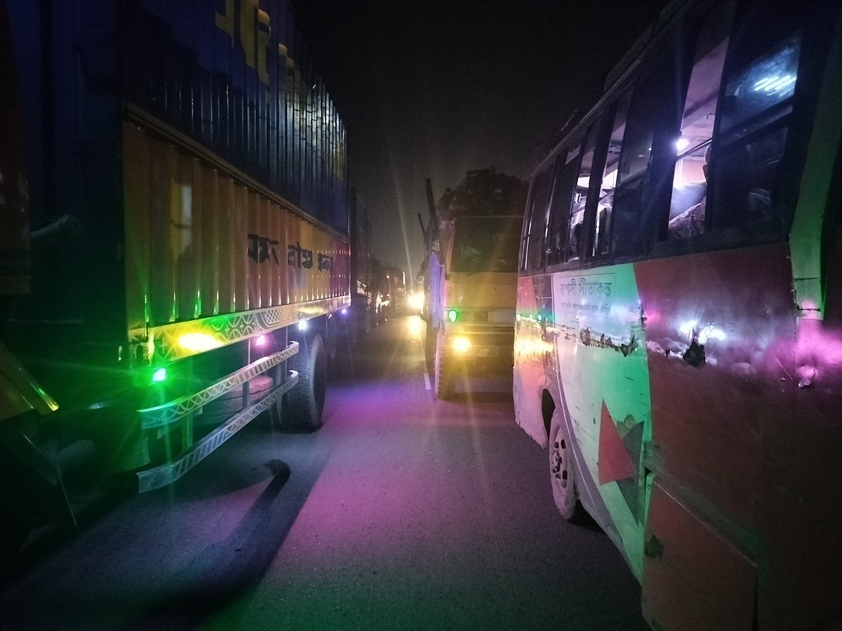 ঢাকা-চট্টগ্রাম মহাসড়কের চট্টগ্রামের সীতাকুণ্ডে দীর্ঘ যানজট। সড়কের ওপর ঠায় দাঁড়িয়ে আছে যানবাহন। আজ রাত আটটার দিকে উপজেলার কুমিরা ইউনিয়নের জিপিএইচ ইস্পাত গেট এলাকায়