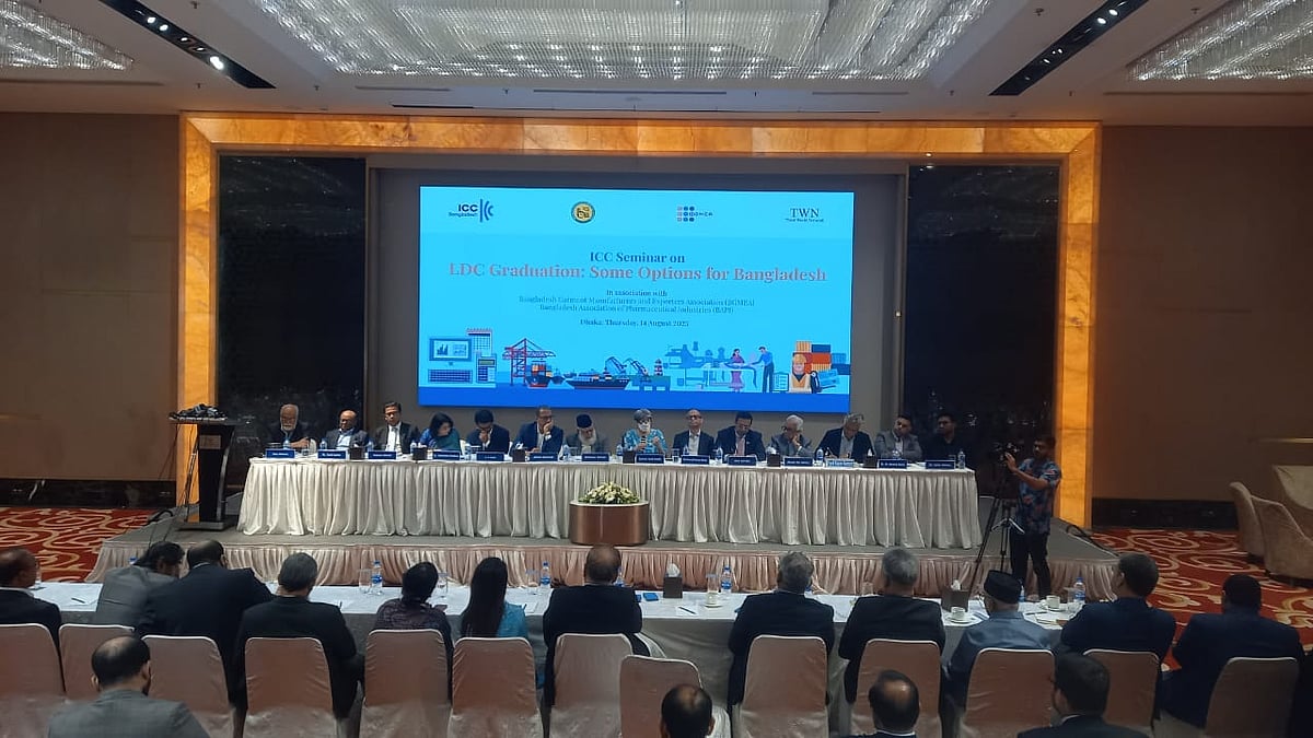 বনানীর এক হোটেলে অনুষ্ঠিত আইসিসিবির সেমিনারে বক্তাদের একাংশ