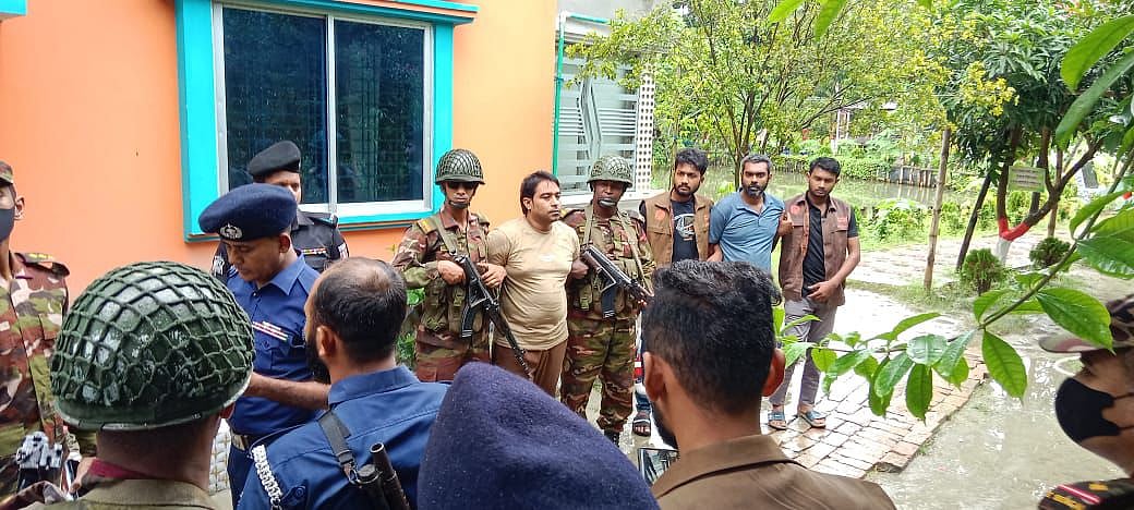 নওয়াপাড়া পৌর বিএনপির সাংগঠনিক সম্পাদক (পদ স্থগিত) আসাদুজ্জামান জনিকে গ্রেপ্তার করেছে যৌথবাহিনী। গতকাল বৃহস্পতিবার সকালে খুলনার রোজ গার্ডেনে