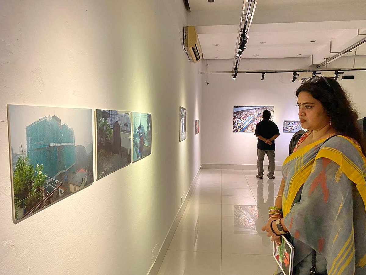 ঢাকার আলিয়ঁস ফ্রঁসেজের লা গ্যালারিতে আবির আবদুল্লাহর  ‘ট্রাবলিং রেইন’ নামের একক আলোকচিত্র প্রদর্শনীতে