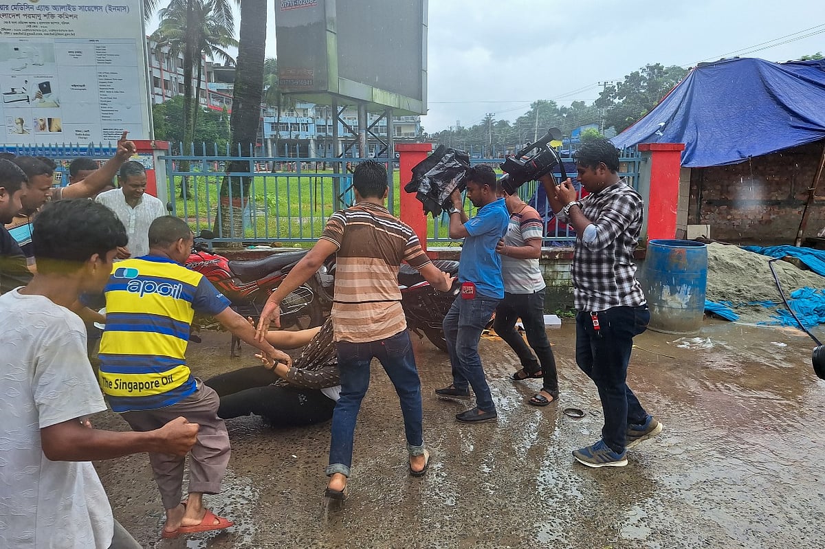 বরিশালের শের–ই–বাংলা মেডিকেল কলেজ হাসপাতালের সামনে অনশনকারী শিক্ষার্থীদের ধাওয়া ও মারধর করা হয়। আজ বৃহস্পতিবার বেলা ১২টার দিকে