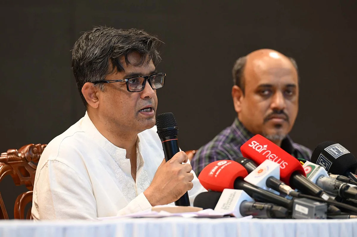 প্রধান উপদেষ্টার প্রেস সচিব শফিকুল আলম আজ বৃহস্পতিবার বিকেলে রাজধানীর ফরেন সার্ভিস একাডেমিতে উপদেষ্টা পরিষদের সভার সিদ্ধান্ত নিয়ে প্রেস ব্রিফিং করেন  