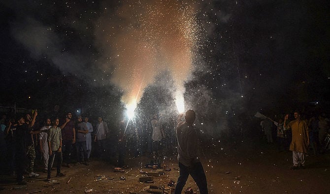 চিতে আতশবাজি পুড়িয়ে স্বাধীনতা দিবস উদ্‌যাপন করছেন পাকিস্তানিরা। ২০২২ সালের ১৪ আগস্ট তোলা