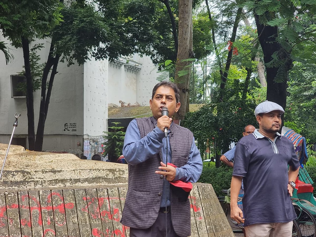 জুলাই গণ-অভ্যুত্থানের বর্ষপূর্তি উদ্‌যাপন অনুষ্ঠানে সভাপতির বক্তব্য দেন ঢাকা বিশ্ববিদ্যালয়ের গণযোগাযোগ ও সাংবাদিকতা বিভাগের অধ্যাপক রোবায়েত ফেরদৌস